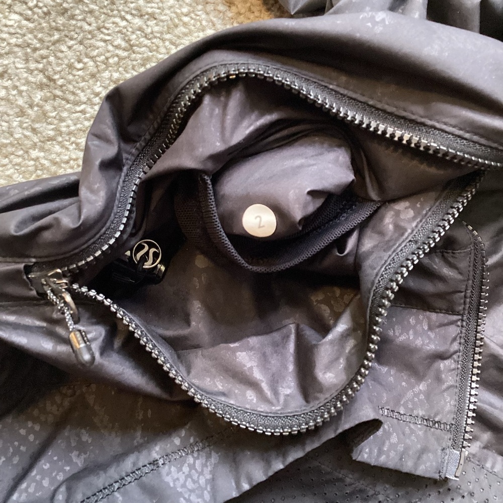 Lululemon Miss Misty Jacket II Desert Snake Embossed Black Rain Coat Hooded XS - Picture 13 of 16
